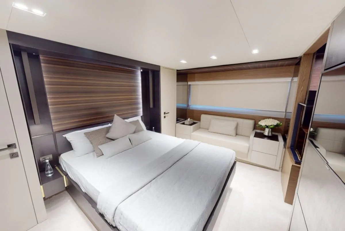 FERRETTI 670