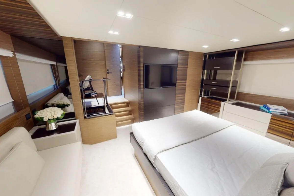 FERRETTI 670