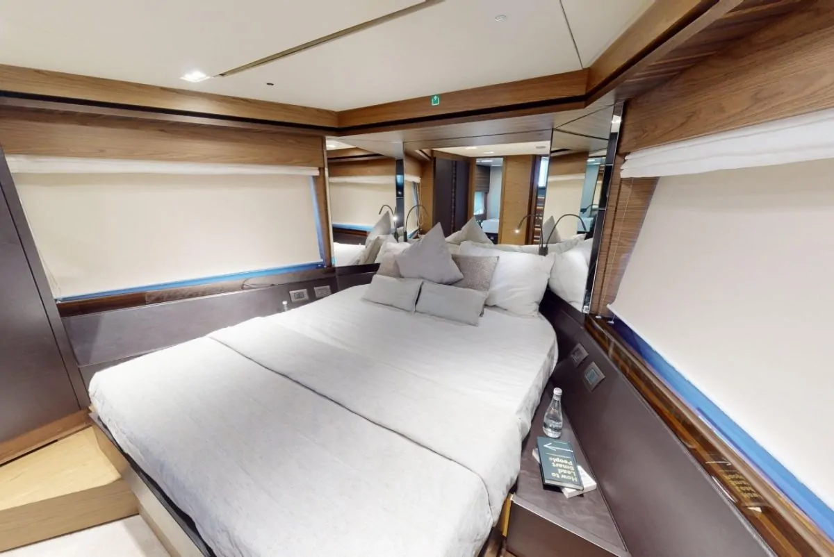 FERRETTI 670
