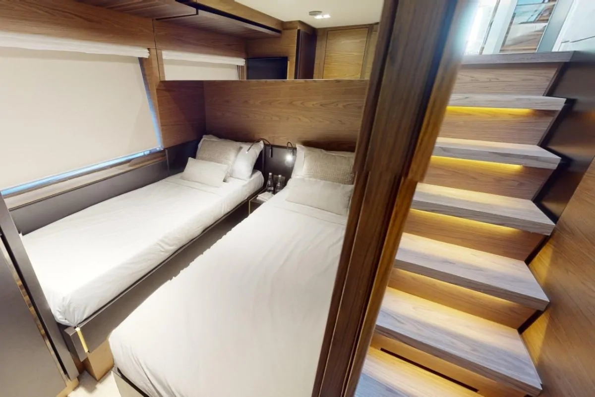 FERRETTI 670